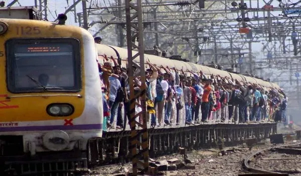 Mumbai: तकनीकी खराबी के कारण लोकल ट्रेन सेवाएं प्रभावित